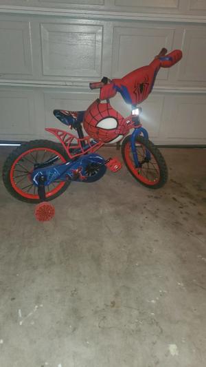 triciclo hombre araña
