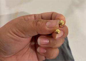 Selling 18k saudi gold earrings