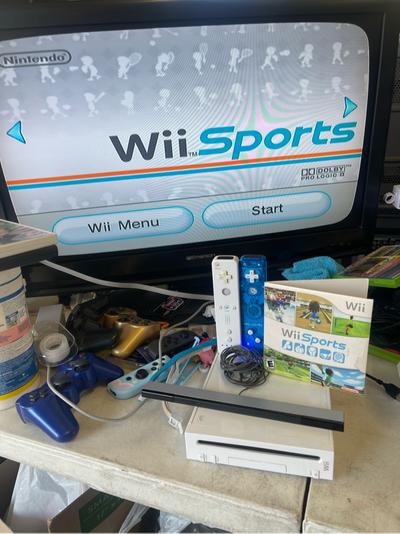 White nintendo wii wii sports bundle with 2 motion controllers and