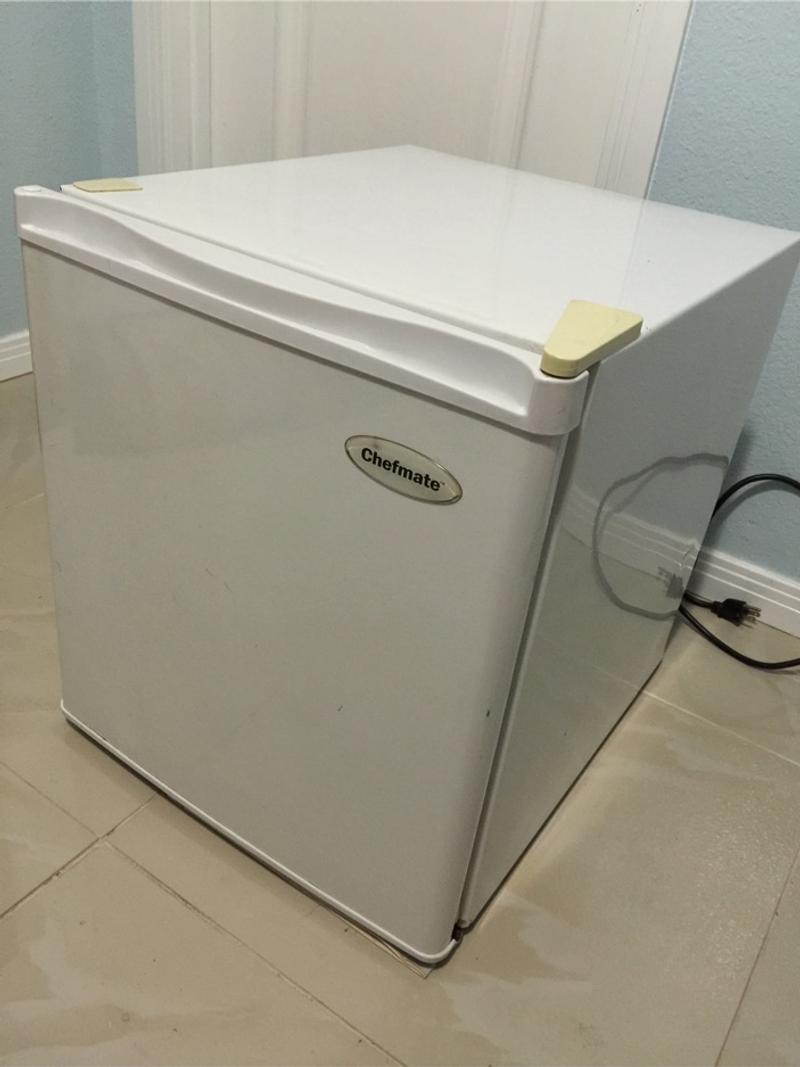 Chefmate mini fridge for sale in Anaheim, CA 5miles Buy and Sell