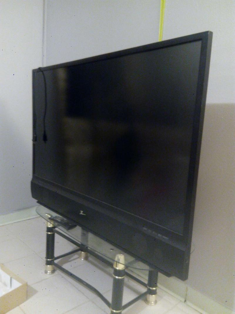ZENITH z52sz80 PROJECTOR FLAT SCREEN TV (NEEDS BULB i think) for sale