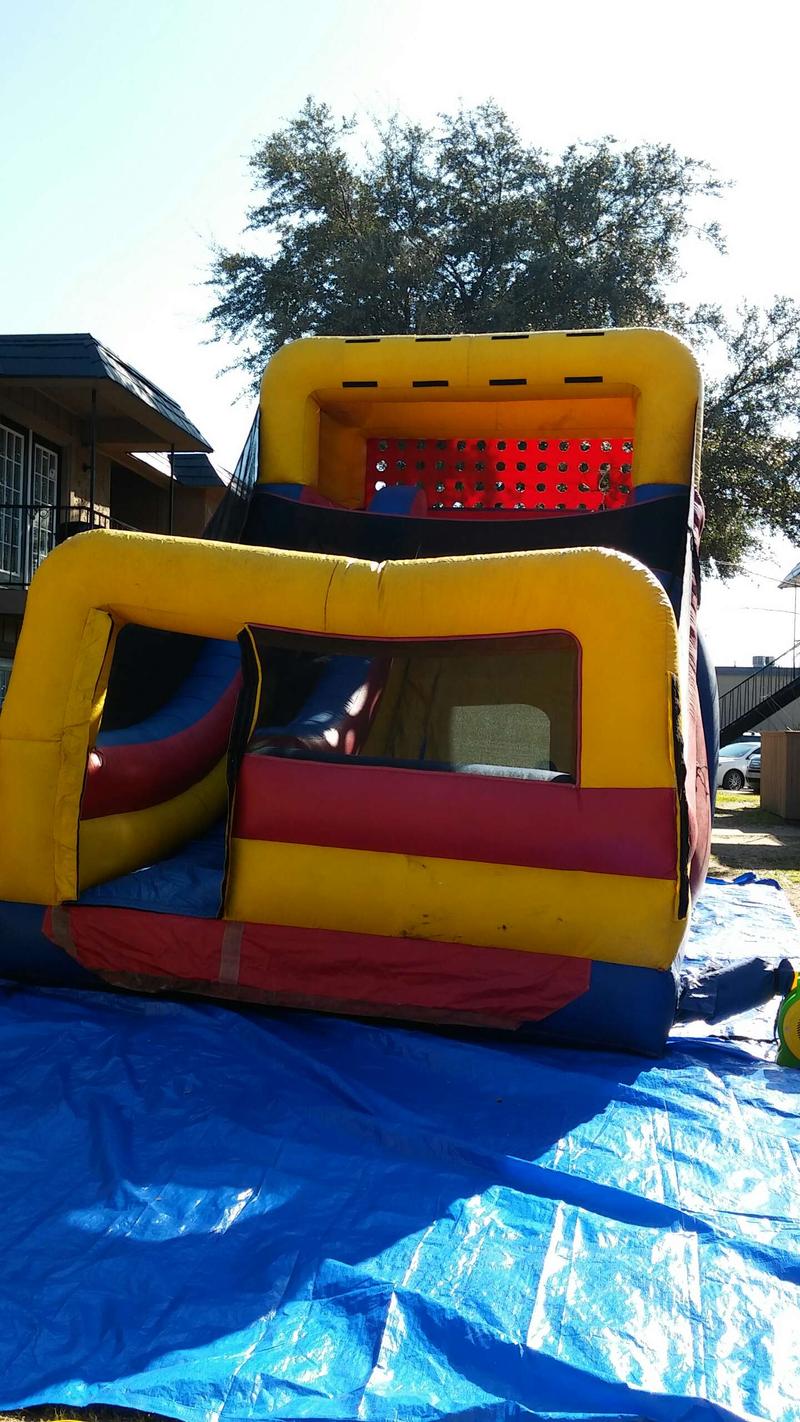 Renta de brincolines 1 brincolin 40 sillas y 5 mesas 100 dollares for sale in Irving, TX