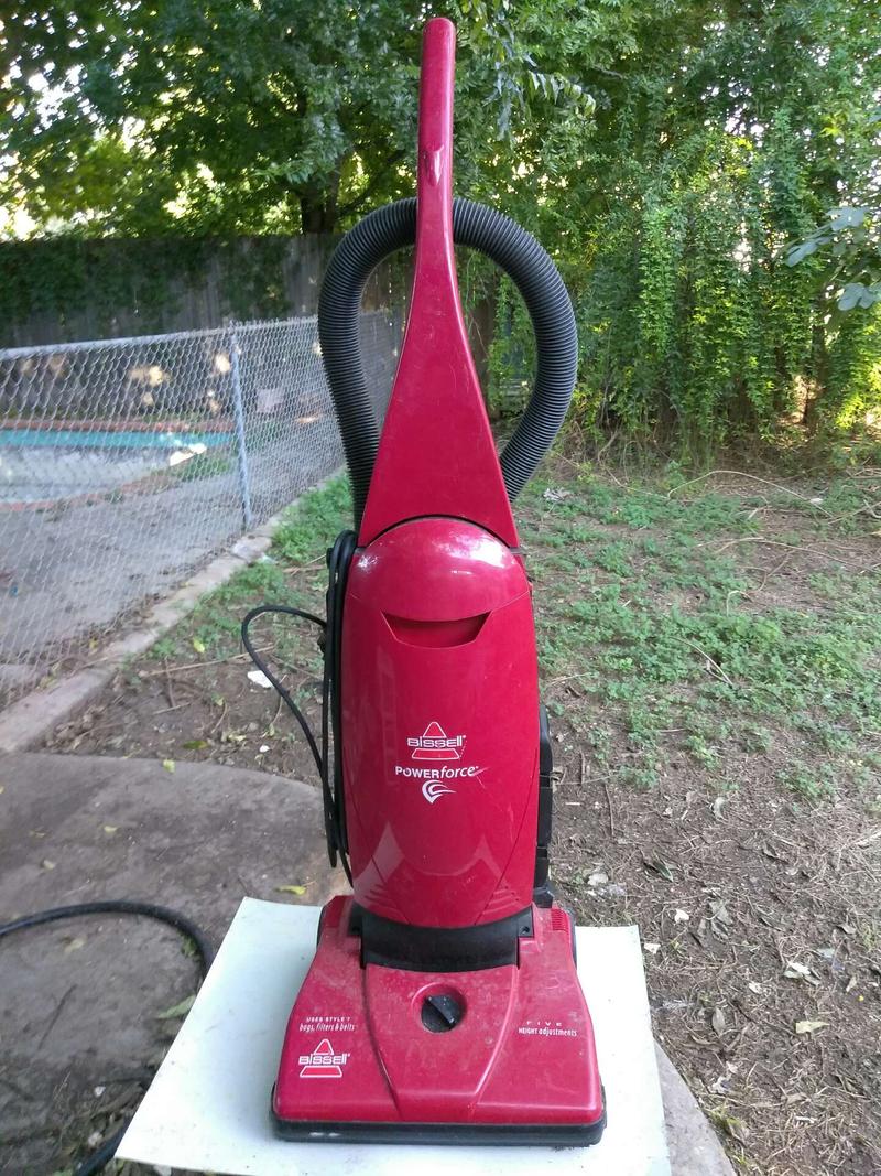 ***CRAZY CLEARANCE SALE*** "Bissell" 'Powerforce' Upright Vacuum