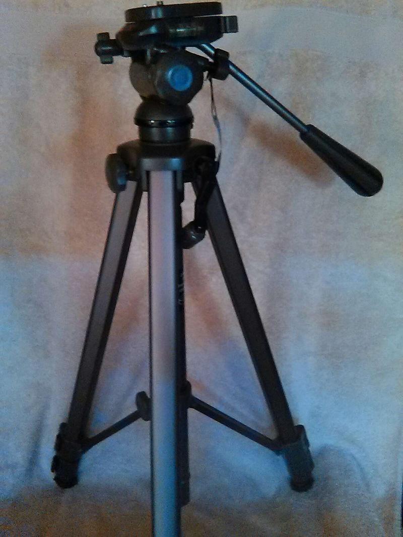 Solidex VT87HQ TRIPOD for sale in Colton, CA 5miles Buy and Sell
