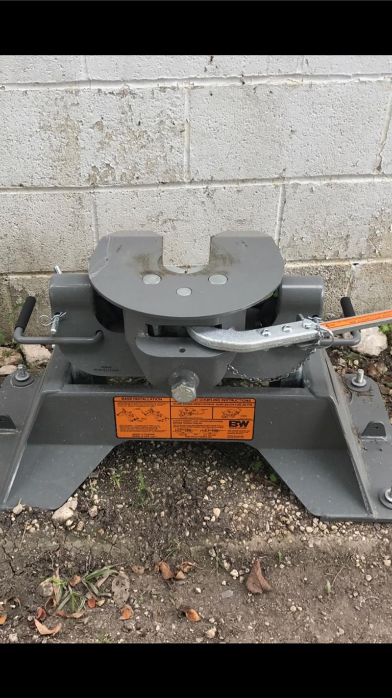 B&W fifth wheel hitch for sale in Conroe, TX 5miles Buy and Sell