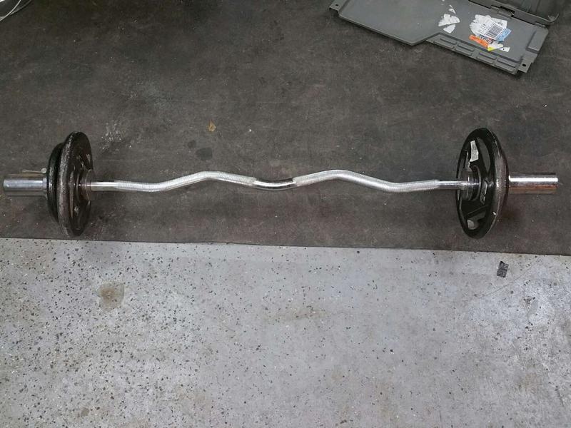 Curl bar with 30 lbs of weights for sale in Katy, TX 5miles Buy and Sell