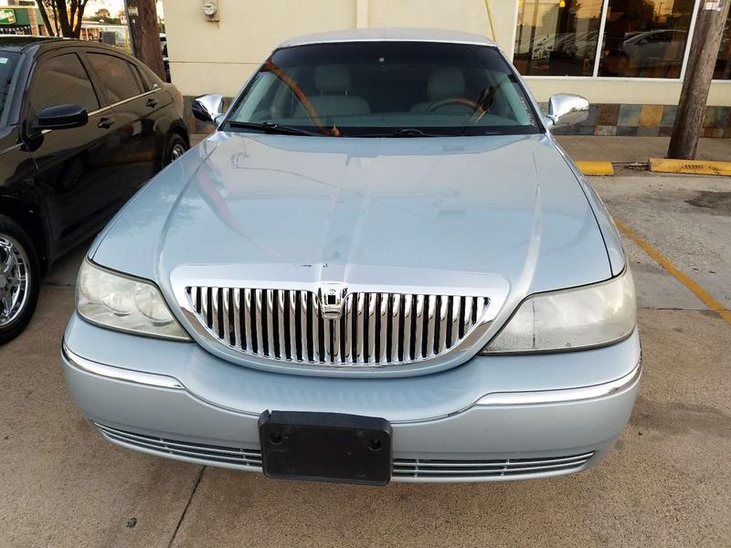Lincoln Town Car for sale in Arlington, TX 5miles Buy and Sell