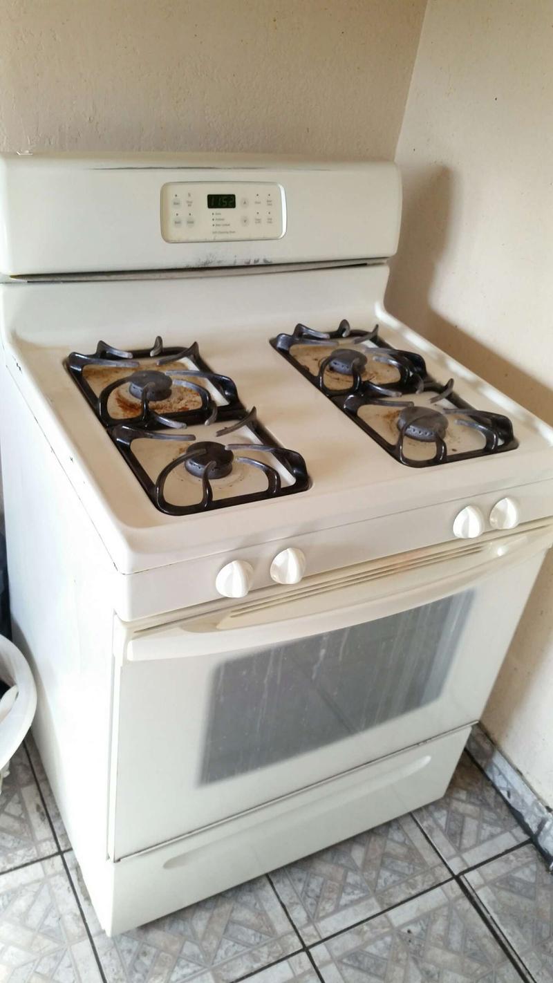 Frigidaire gas stove/Estufa Frigidaire for sale in Bloomington, CA
