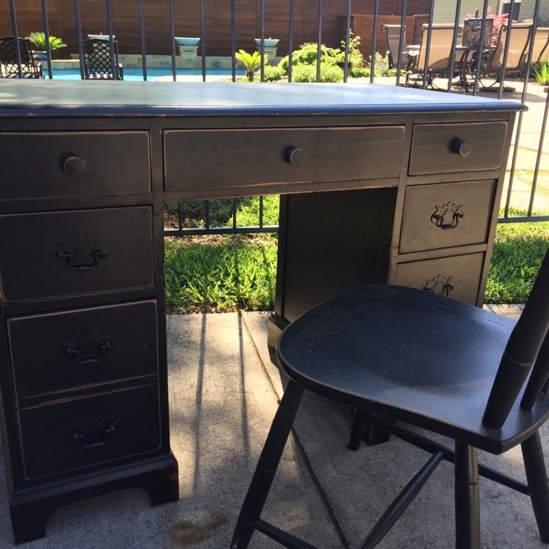 Small distressed desk for sale in Dallas, TX 5miles Buy and Sell