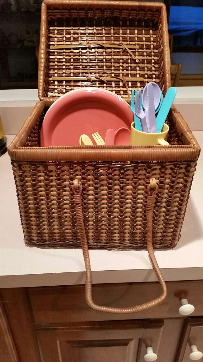 WICKER PICNIC BASKET. PLATES, SILVERWARE AND CUPS. PICK UP MIDDLEBORO