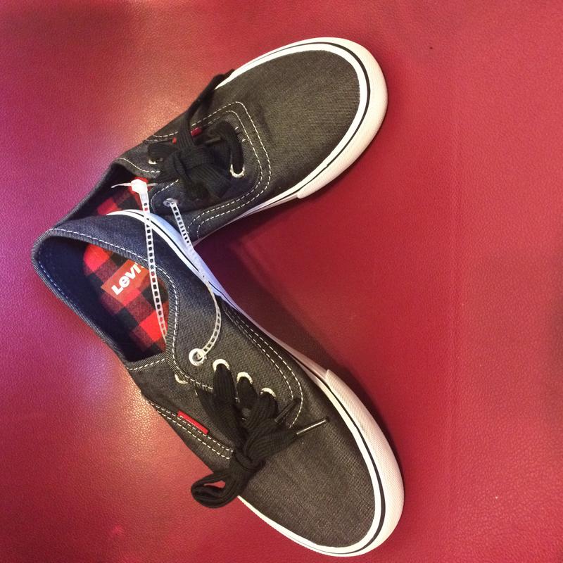 Levis/ women's Tennis shoes size 6 for sale in San Fernando, CA