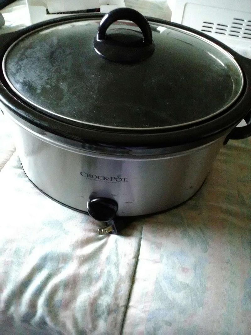 Crock pot and microwave for sale in Kenosha, WI 5miles Buy and Sell