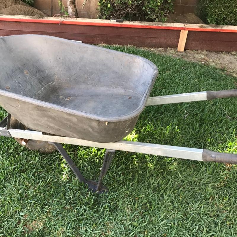 Wheelbarrow in great condition w/ strong aluminum handles for sale in Arcadia, CA 5miles Buy