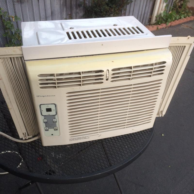 2006 5000 BTU Frigidaire window unit air conditioner. Tested in good