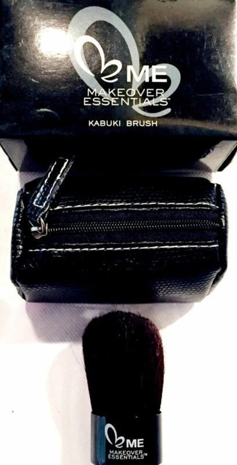 ME MAKEOVER ESSENTIALS KABUKI BRUSH IN TRAVEL CASE BRAND NEW IN BOX