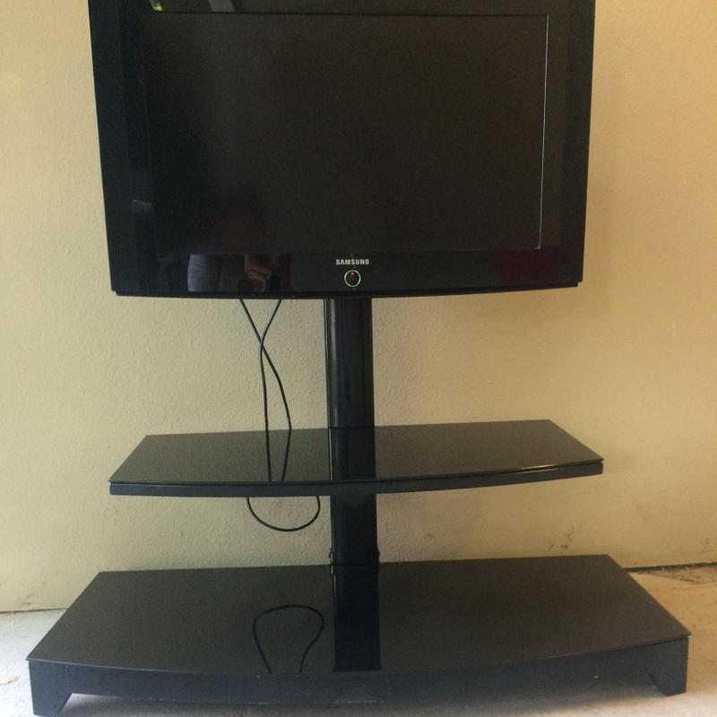UNIVERSAL TV STAND w/ SAMSUNG TV for sale in Dallas, TX 5miles Buy