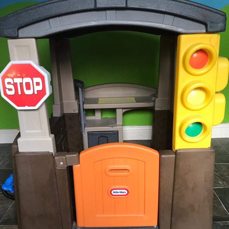 little tikes race n refuel pit stop playhouse