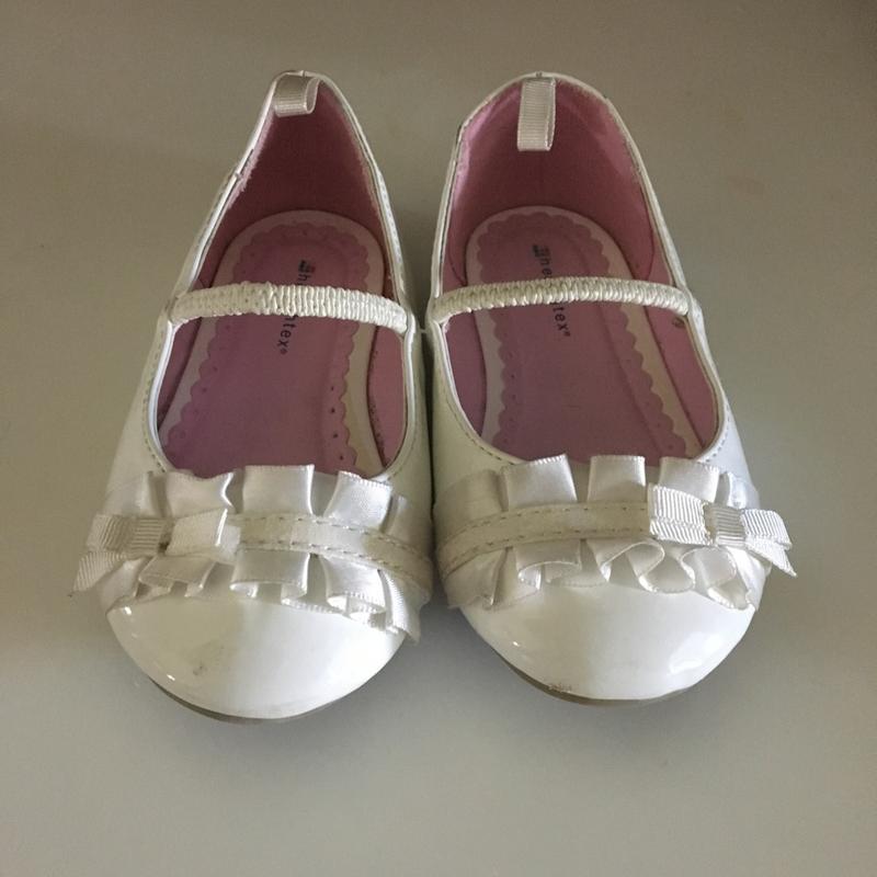 Size 6 toddler white shoes for sale in Spring, TX 5miles Buy and Sell