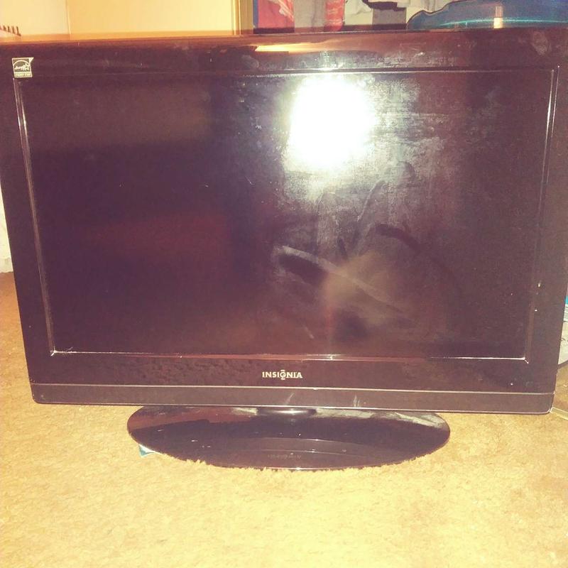 26" Insignia tv, DVD combo W/ remote but THE VOLUME STOPED WORKING! for