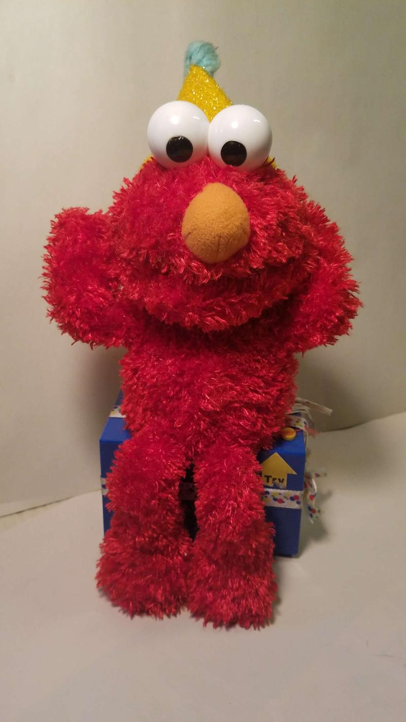 COLLECTIBLE ELMO! Animated Sesame Street ELMO Sings Happy Birthday
