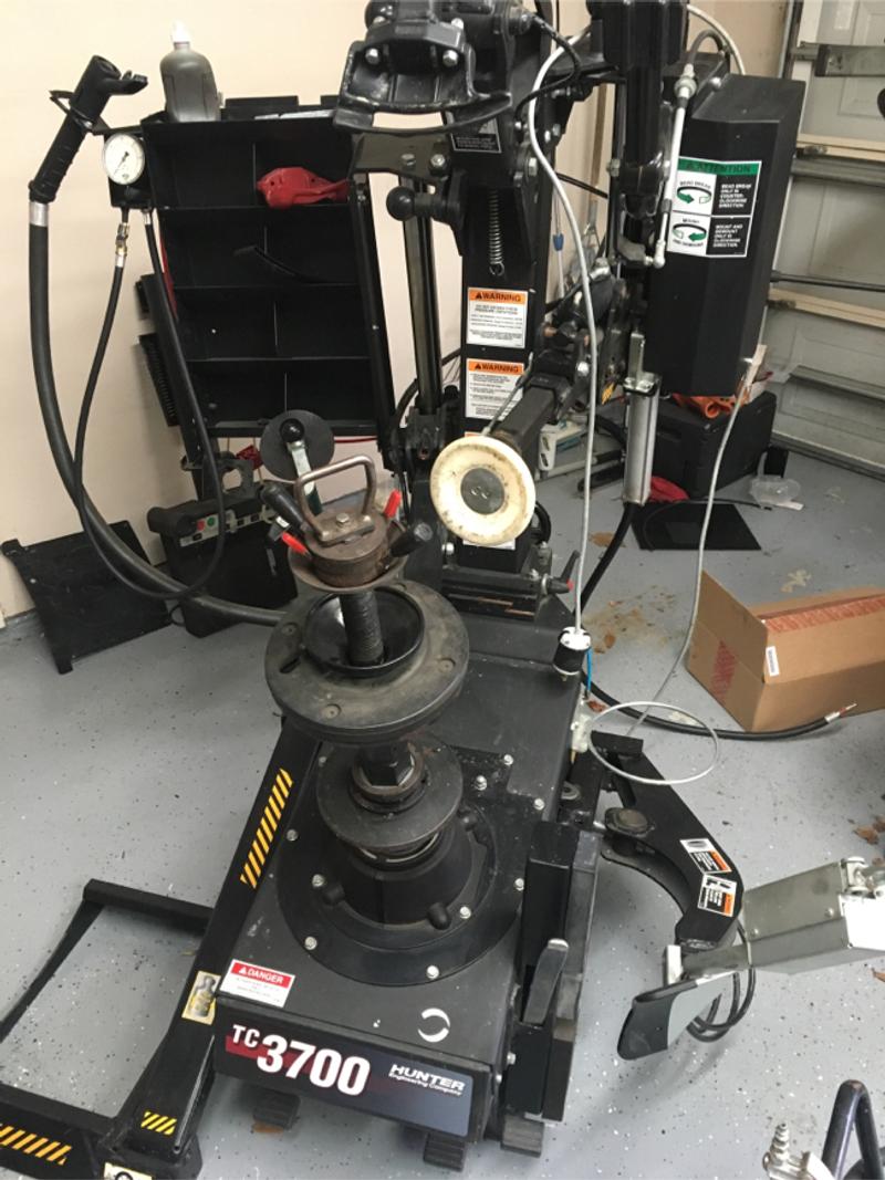 Hunter tc3710 tire changer for sale in Beaumont, TX 5miles Buy and Sell
