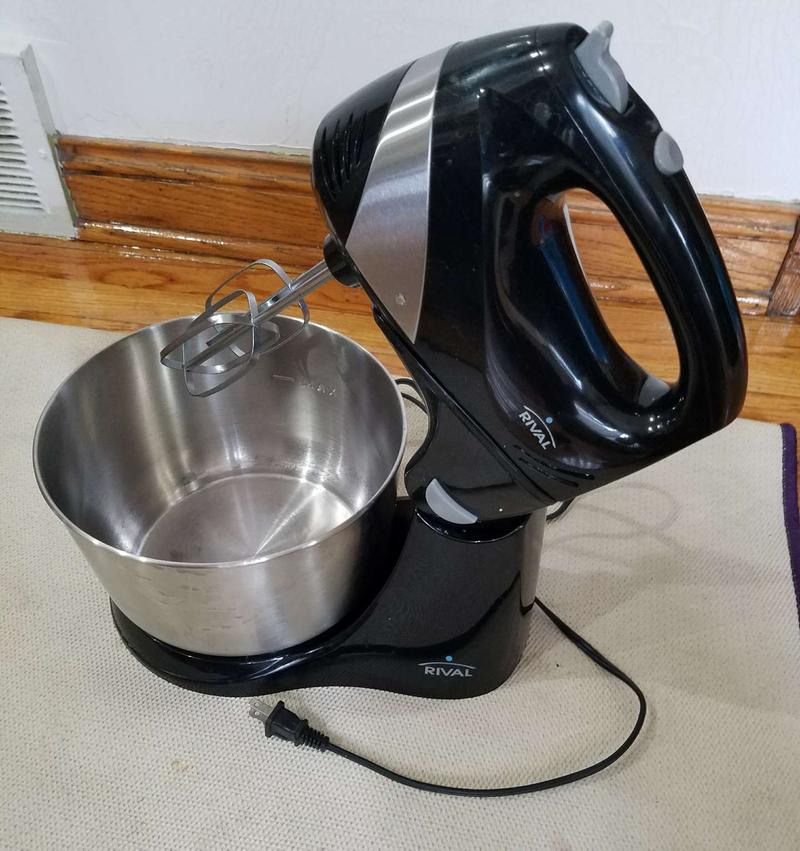 Rival 4.5Q 2in1 hand/stand mixer 300W for sale in Chicago, IL
