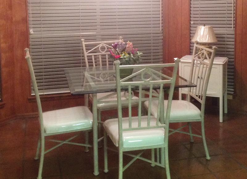 5 Piece Set Excellent condition, Beveled glass top, Metal