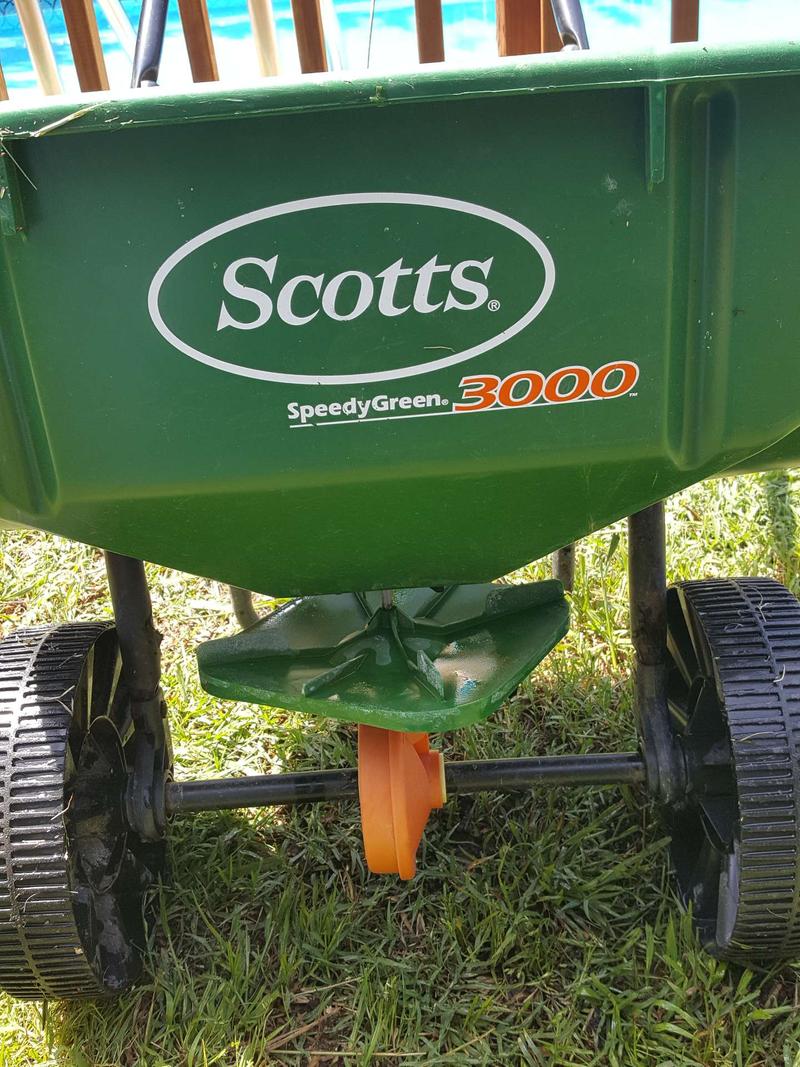 Scotts fertilizer spreader for sale in Arlington, TX 5miles Buy and Sell