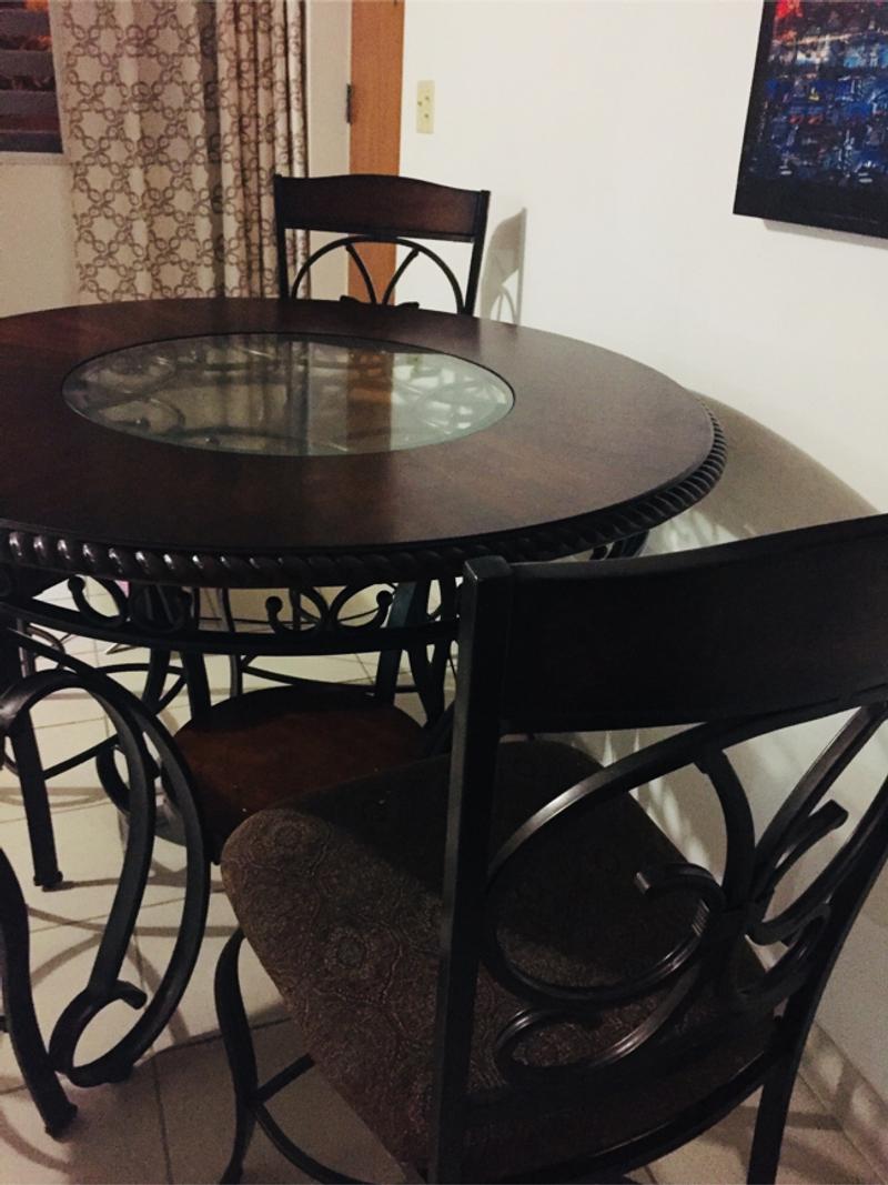 Juego de comedor de Madera Ashley furniture... en buen estado y poco