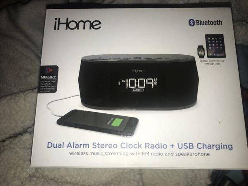 IHome iBTW23 DUAL ALARM CLOCK BLUETOOTH STREAMING USB MOBILE CHARGEER