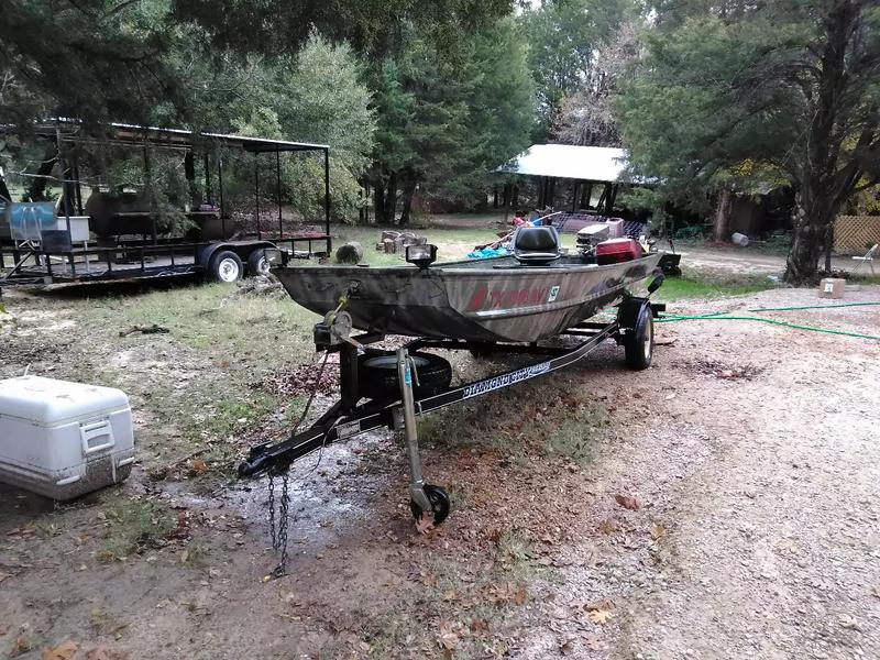Camo flat bottom boat for sale in Corsicana, TX 5miles Buy and Sell