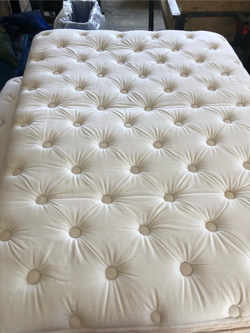 Queen size pillow top mattress for sale in Humble, TX 5miles Buy and