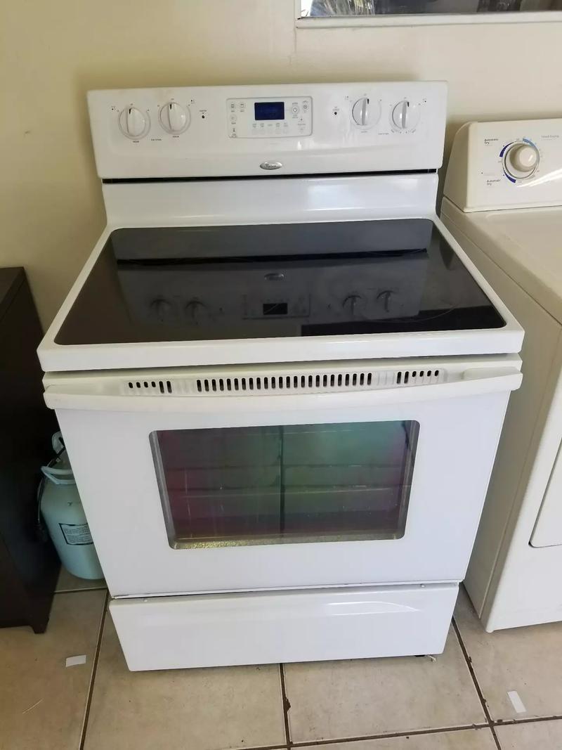 White Whirlpool Glass Top Stove for sale in Pompano Beach, FL 5miles Buy and Sell