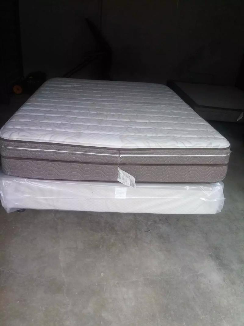 Queen size mattress and box spring for sale in Grand Prairie, TX