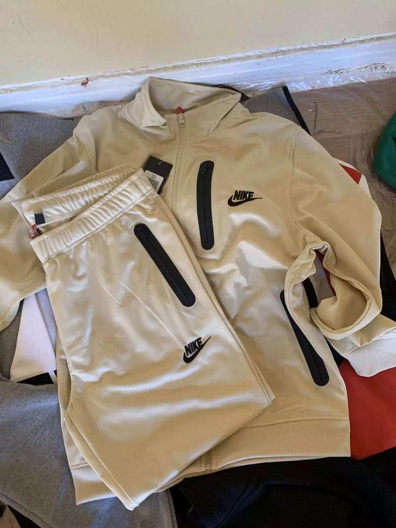 Nike Sweatsuit for sale in Dallas, TX 5miles Buy and Sell