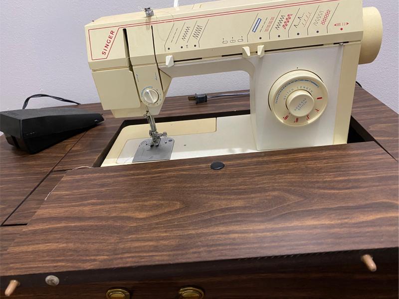 Singer 5808C Sewing Machine in for sale in Huntsville, TX