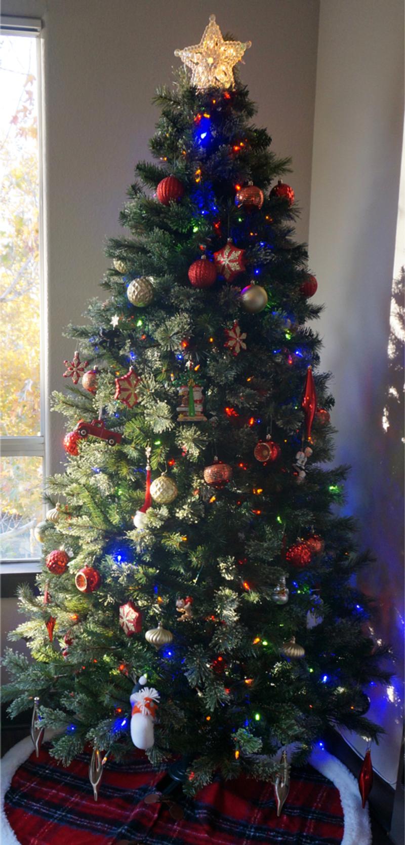 7.5 ft Pre Lit Augusta Cashmere Pine Christmas Tree for sale in North