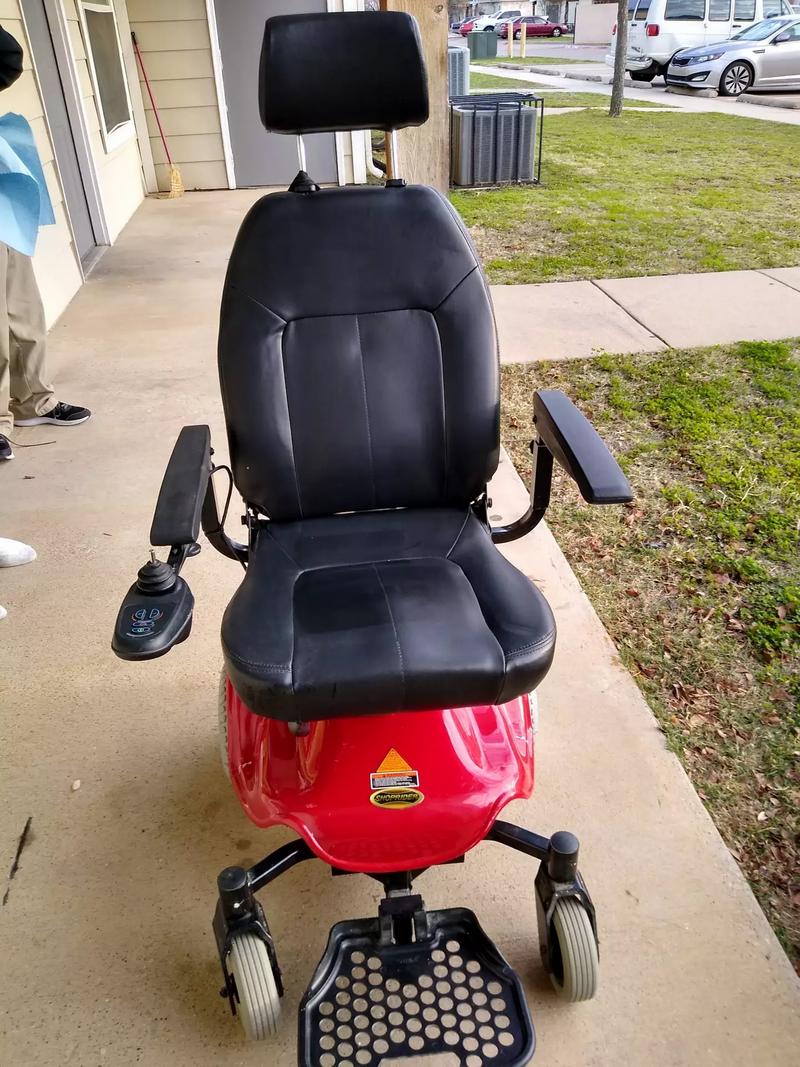 Free Delivery Electric chair for sale in Dallas, TX 5miles Buy and Sell