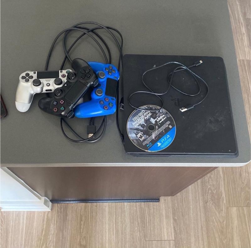 PS4 PRO (New *10/10 Condition* 3 Controllers & All Cords *Bonus Game