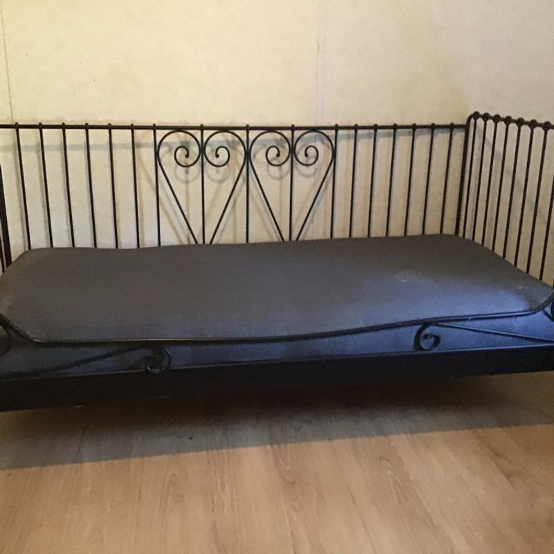 Black wrought iron Day Bed for sale in Malakoff, TX 5miles Buy and Sell