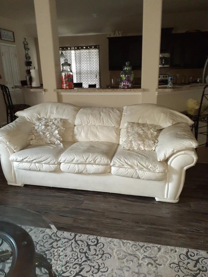 2 beautiful cream couches for sale in Lancaster, TX 5miles Buy and Sell
