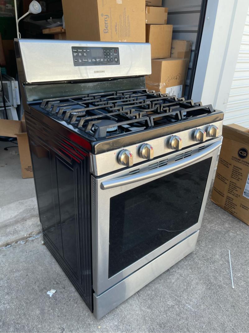 Gas Samsung stove for sale in Arlington, TX 5miles Buy and Sell