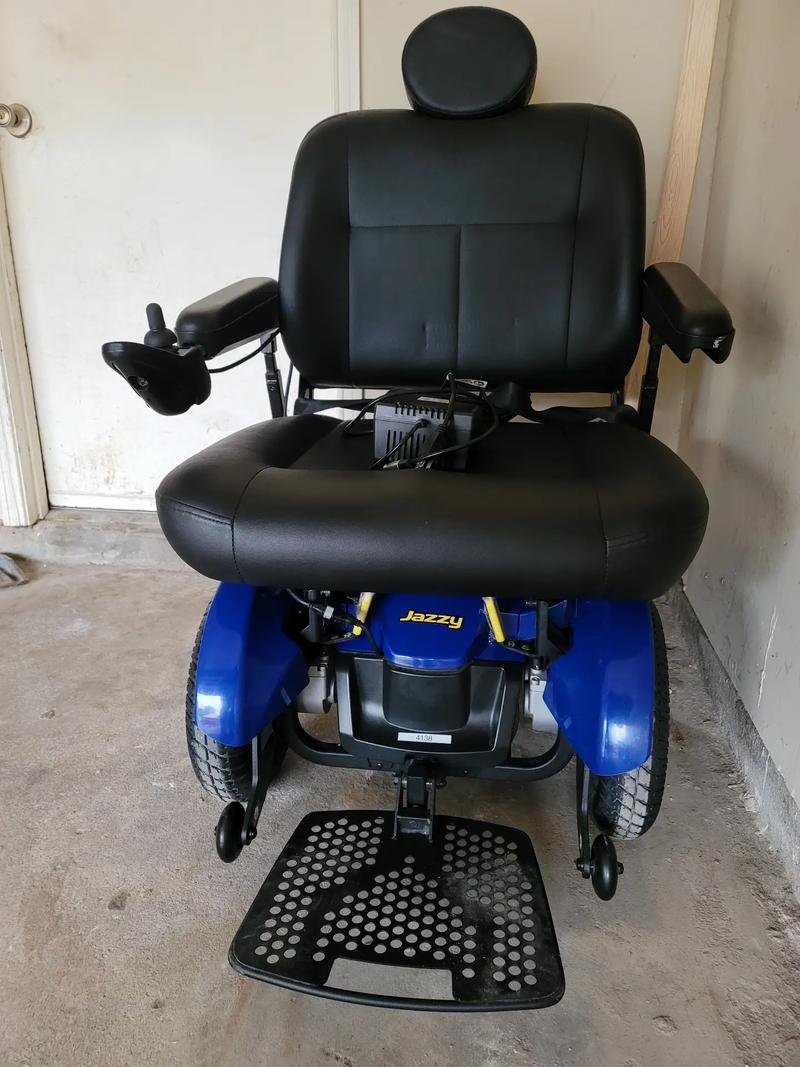 Jazzy Elite HD Mobility Scooter, used like new, capacity up to 450 lbs, 2 new ba for sale in