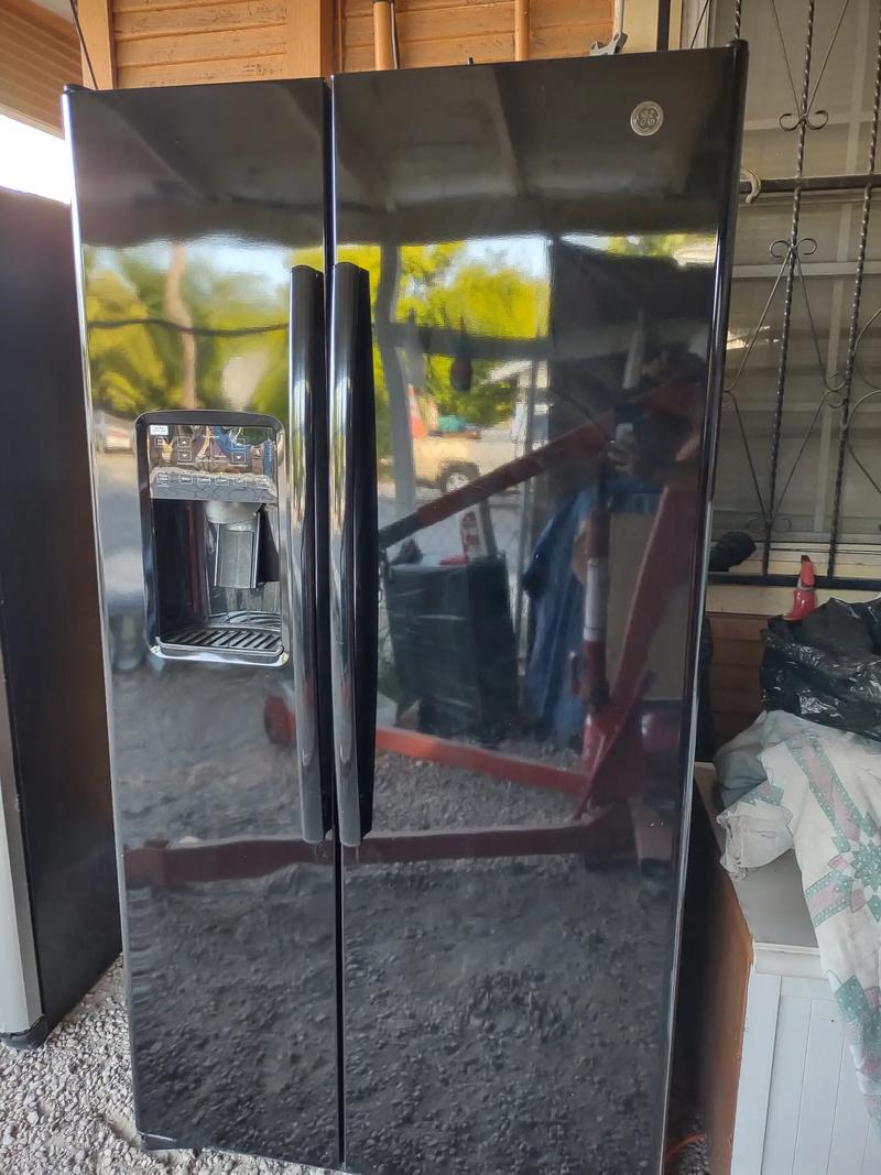 General Electric Side by Side Refrigerator in Perfect Working Condition
