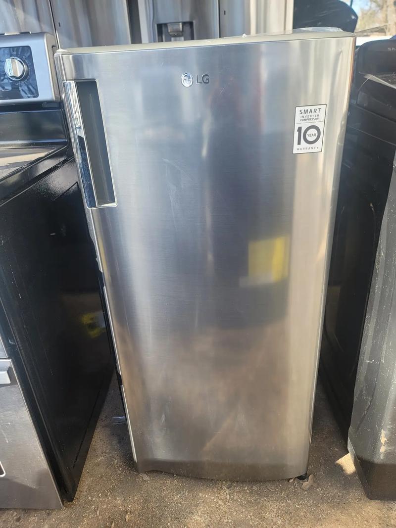 LG 5.79 Cu Ft Top Freezer Refrigerator with Semi Auto Defrost Platinum