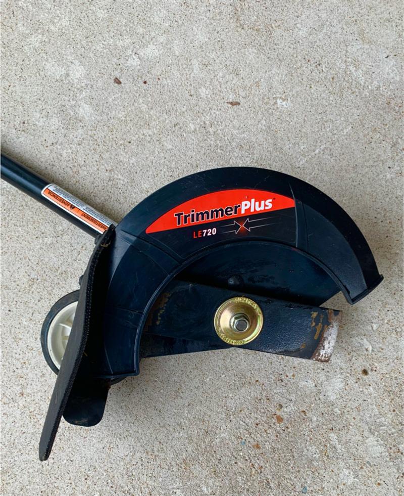 Edger ATTACHMENT for weed trimmer gas or battery powered. Near new