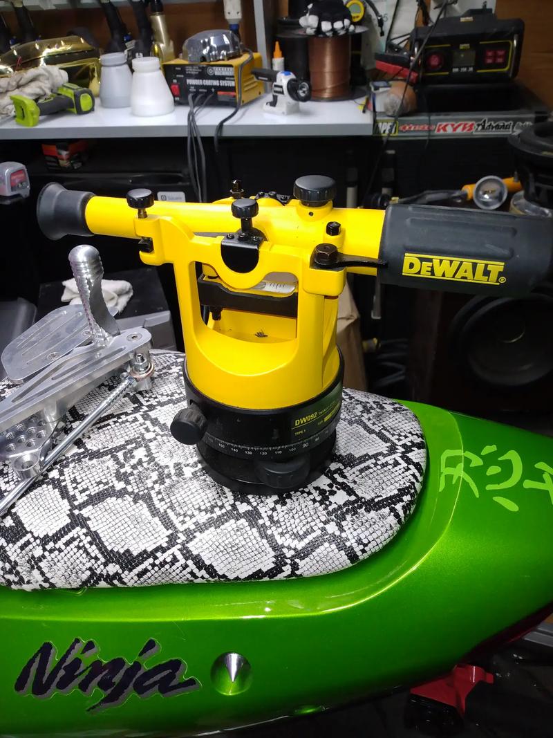 DeWalt dw092 transit level & dw082 laser plumb bob for sale in Fort Worth, TX 5miles Buy and Sell