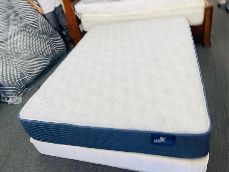 Queen Serta perfect sleeper mattress set for sale in Houston, TX