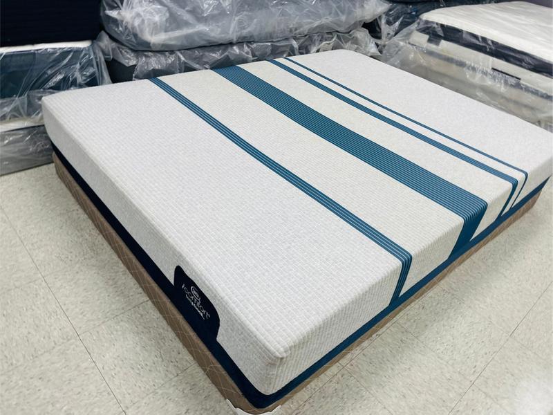 Queen serta memory foam mattress set for sale in Houston, TX 5miles