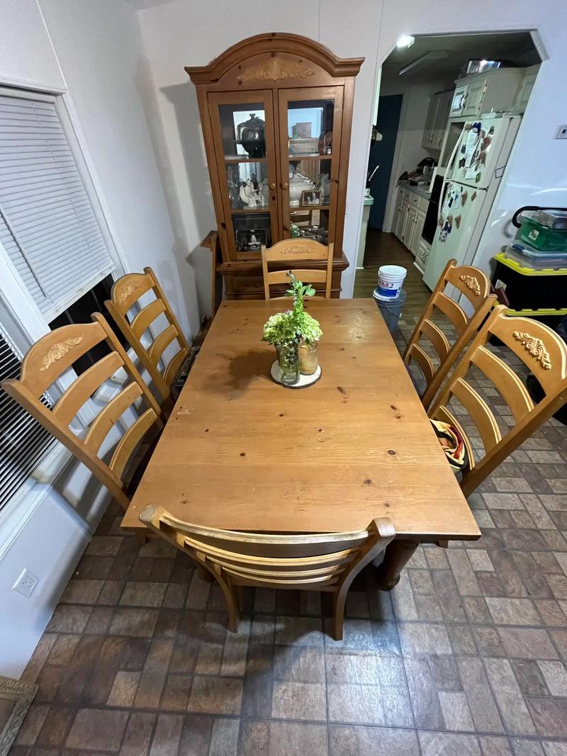 Fontana Broyhill Solid Oak Dining Room Set. Complete with Table Leaf, 6